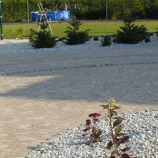 Zakładanie ogrodu Toruń - miejsce na basen w ogrodzie.